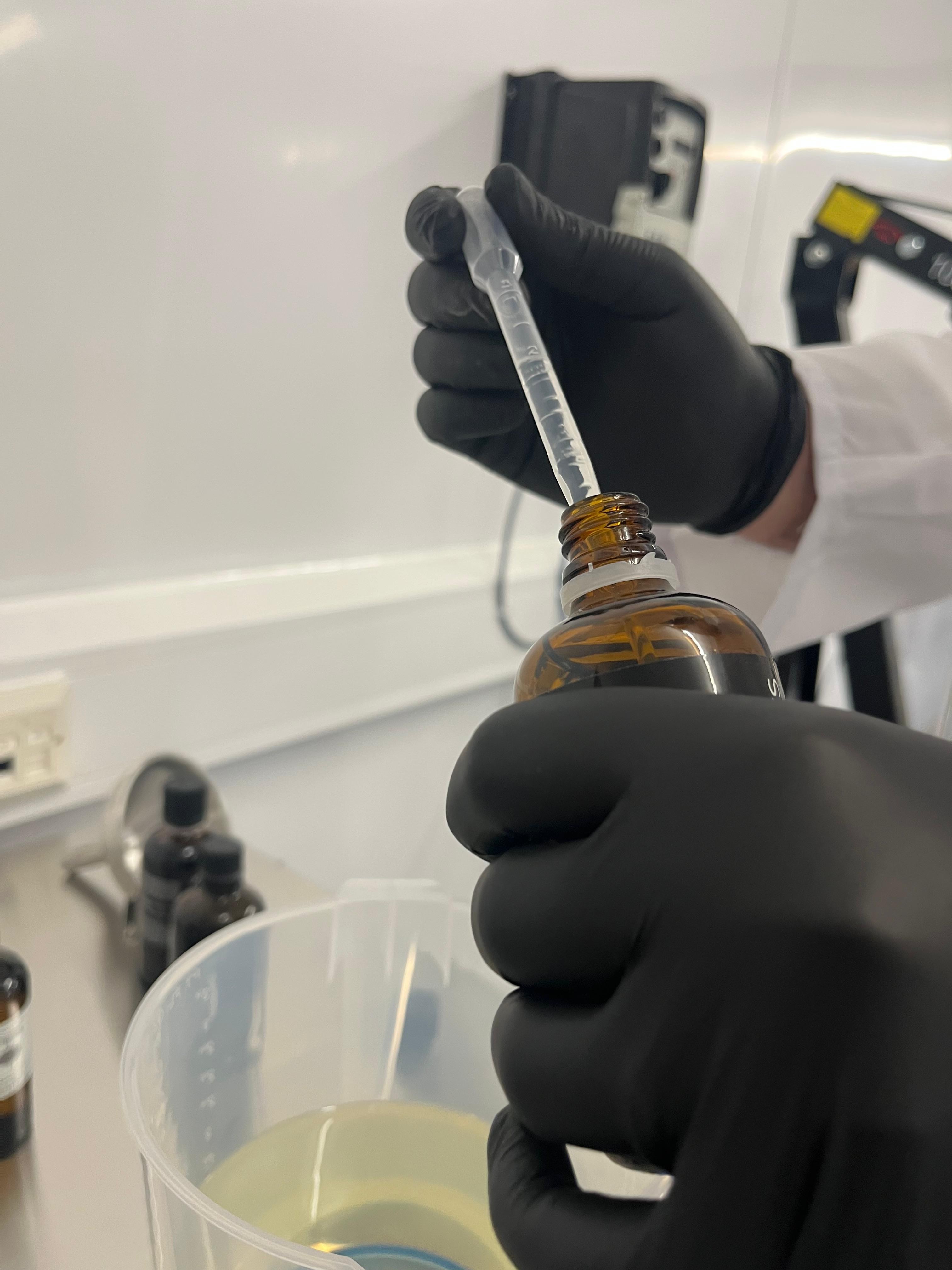 Operator running in-line weight and seal checks against the batch record.